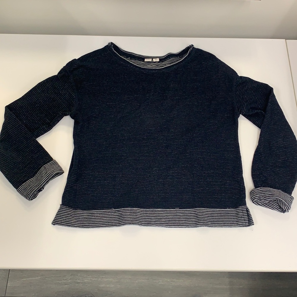 Pullover light weight sweater top